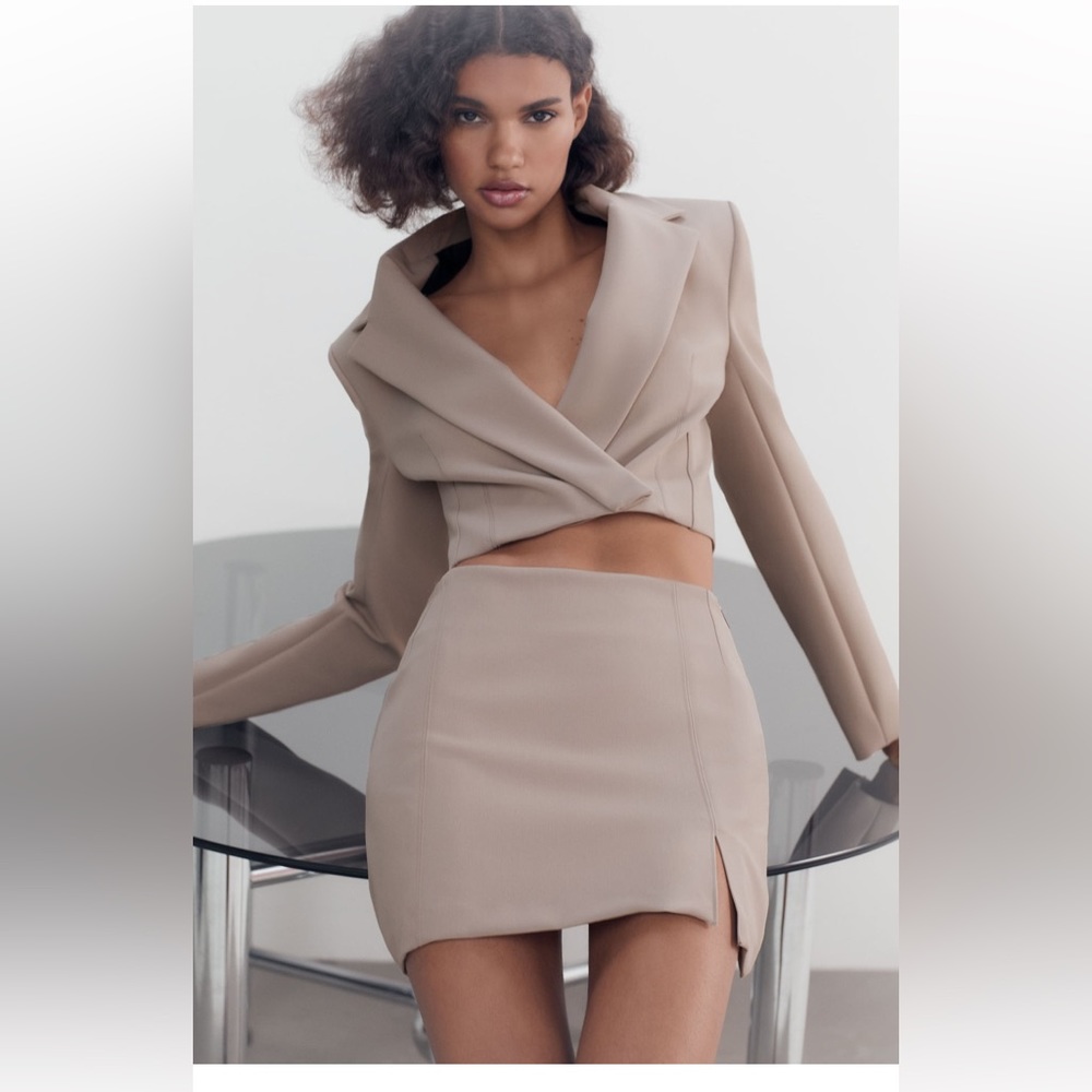 Mini skirt with slit